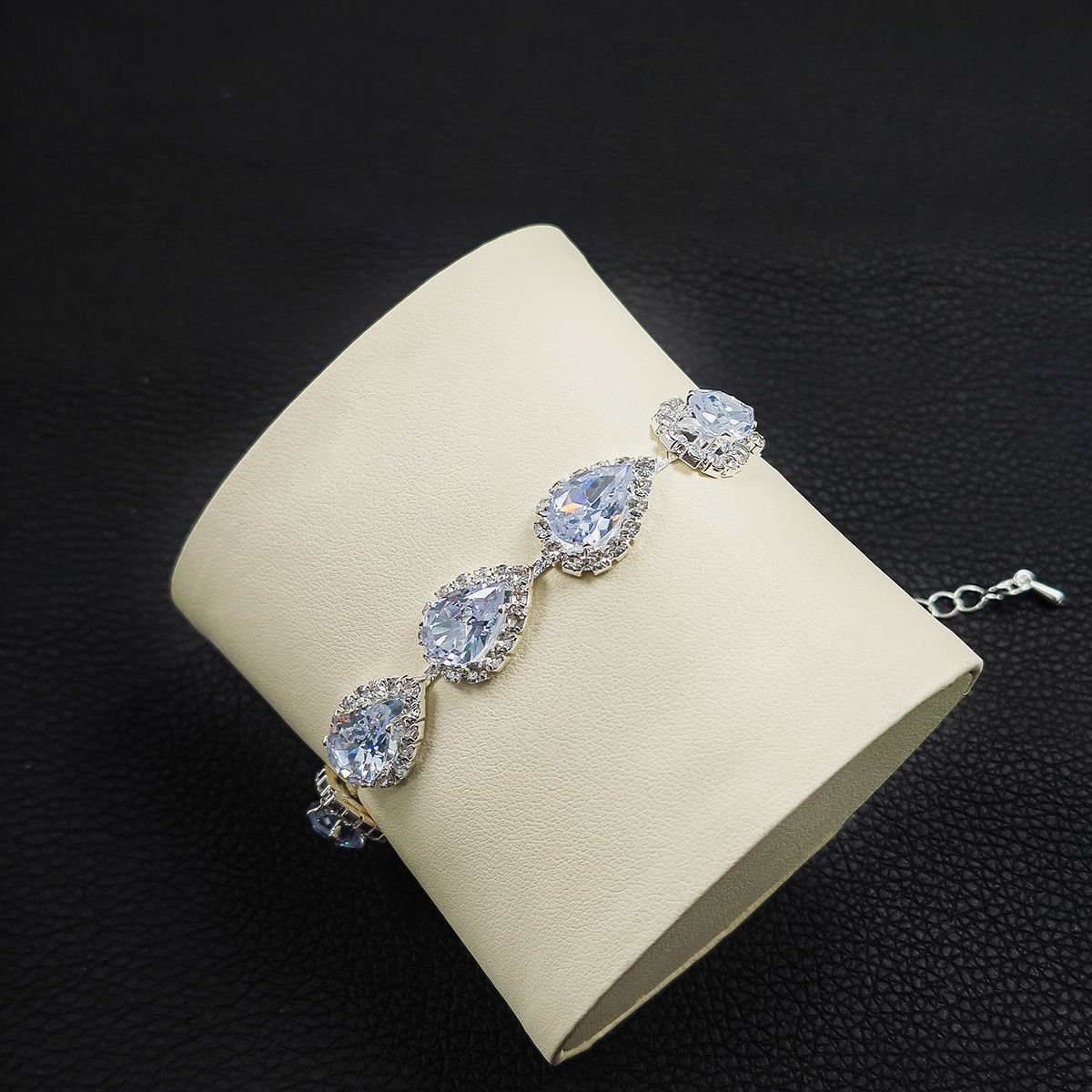 Elegant Silver-Tone Teardrop Crystal Jewelry Set – 3 Pcs - Image 4